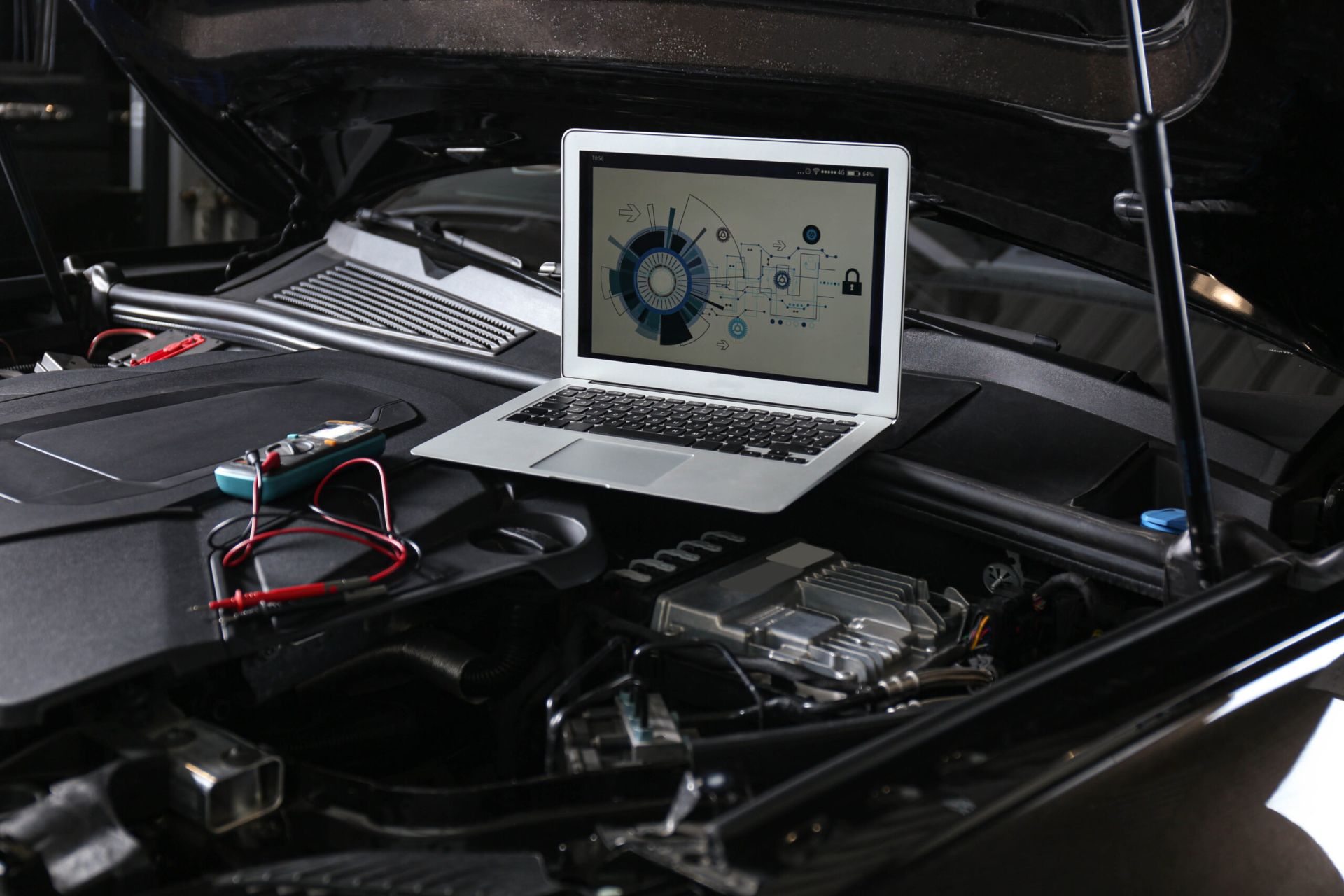 Laptop con diagramma sul motore dell'auto. Diagnostica auto moderna